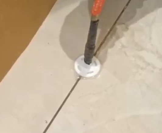 微山瓷砖空鼓维修公司专业解答瓷砖在铺贴过程中，如果没有涂抹均匀到位的粘结材料（如水泥砂浆或瓷砖胶），可能会导致以下问题