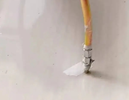 微山瓷砖空鼓维修公司专业解答在瓷砖铺贴过程中，如果使用的砂料过粗（如全部使用了粗砂），可能会导致以下问题